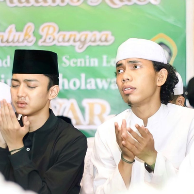 Hayyul Hadi (Live) By Majelis Sholawat, Gus Azmi, Fandy iraone's cover