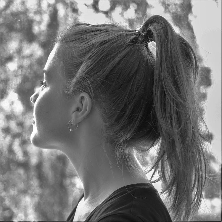 Julia Bel's avatar image