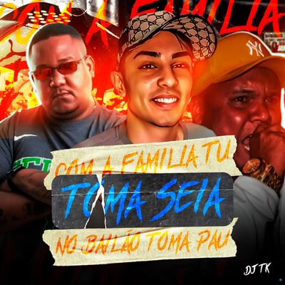 Com a Família Tu Toma Seia, no Bailão Tu Toma Pau (feat. Mc Delux & Mc Rennan) (feat. Mc Delux & Mc Rennan) By Dj Tk, Mc Delux, Mc Rennan's cover