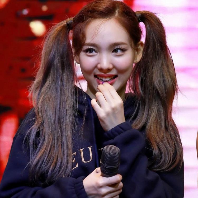 NAYEON's avatar image